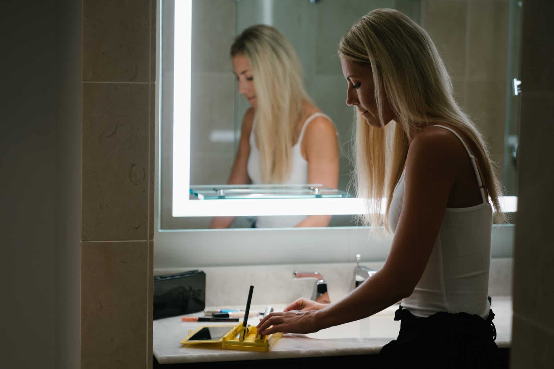 Modern cosmetic mirror with lighting – which one to choose?