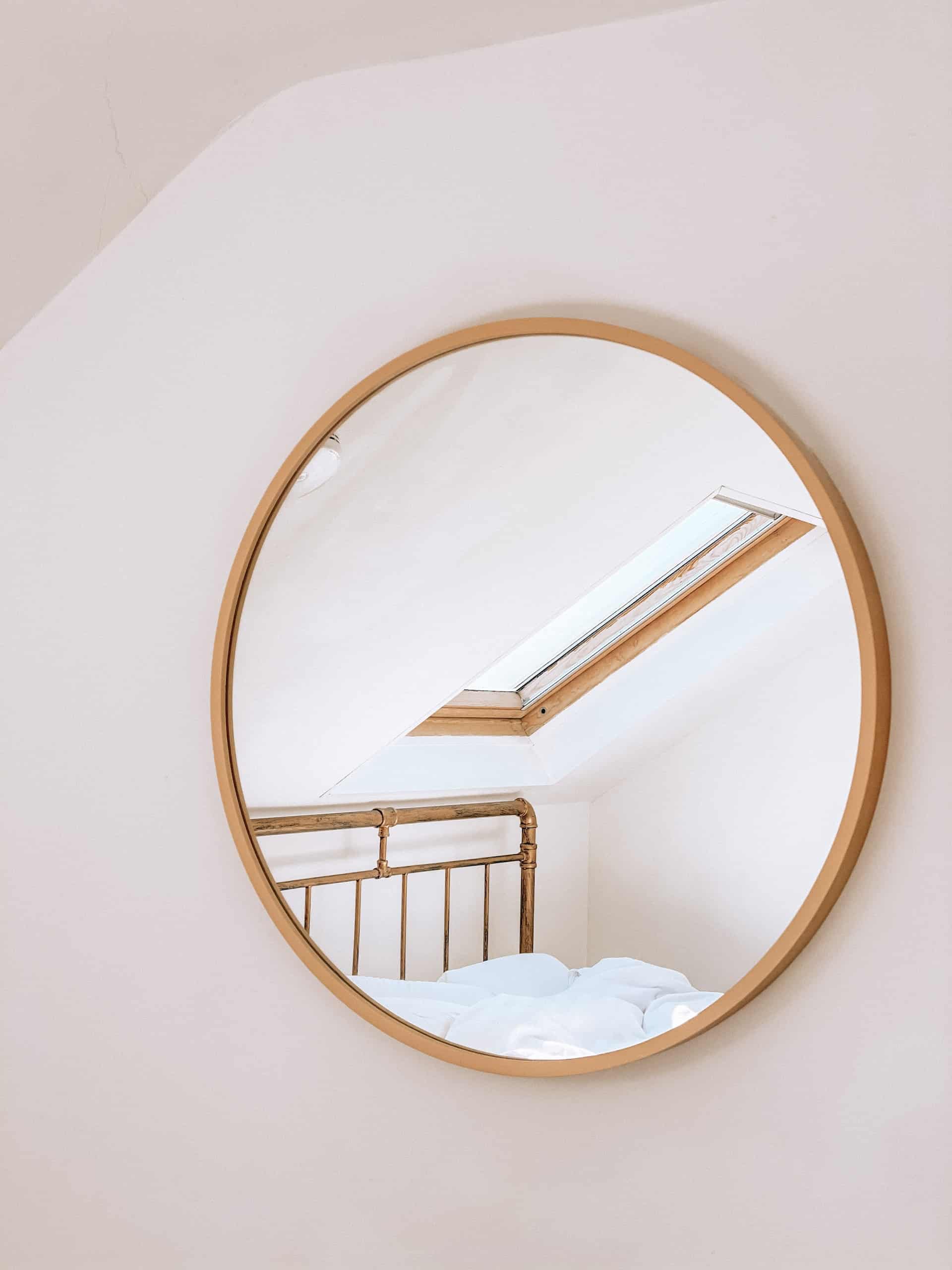 Wall-mounted mirror – what to pay attention to when buying?